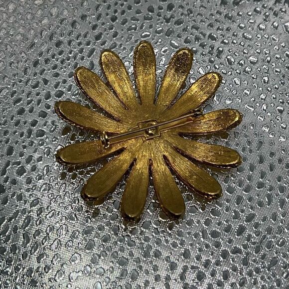 Vintage Large Daisy Pin Brooch Button Center Brush Gold Tone Chunky Estate Y2K - Picture 6 of 6
